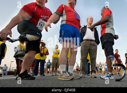 Secretary of the Army, Pete Geren, talks with runner and Army Staff Sgt. Jonathan Holsey, before the start of the 24th Army Ten-Miler in Arlington, VA, on Oct. 5, 2008.  Holsey was wounded in Iraq by a roadside bomb which resulted in his left leg being amputated below the knee.  Almost 27,000 runners participated in the race that routed the streets of Washington and Arlington.  Army photo by D. Myles Cullen Stock Photo