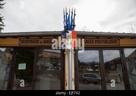 Le Vernet, Alpes-de-Haute-Provence department, France - 25th March 2015. French flags on the municipal building are knotted with black bows to remember all the victims of the terrible plane crash happened very close to here. A plane crashed yesterday morning in the Alps between Prads-Haute-Bléone and Le Vernet; it is thought that casualties comprise all the 150 people on board. Photo: Alessandro Vecchi/dpa Stock Photo