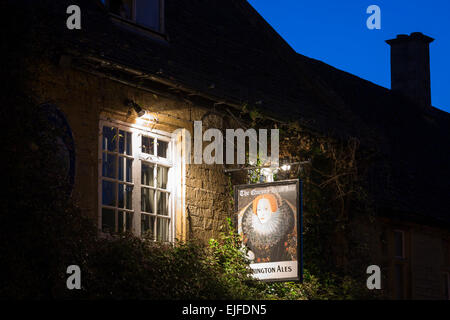 The Queen's Head Inn restaurant and bar, Donnnington Ales, at famous popular tourist town Stow-on-the-Wold in the Cotswolds, UK Stock Photo