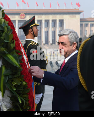 Beijing, China. 26th Mar, 2015. Armenian President Serzh Sargsyan presents a wreath to the Monument to the People's Heroes at the Tiananmen Square in central Beijing, capital of China, March 26, 2015. © Zhang Duo/Xinhua/Alamy Live News Stock Photo