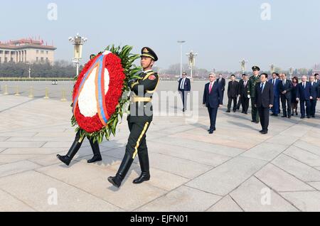 Beijing, China. 26th Mar, 2015. Armenian President Serzh Sargsyan (C) presents a wreath to the Monument to the People's Heroes at the Tiananmen Square in central Beijing, capital of China, March 26, 2015. © Zhang Duo/Xinhua/Alamy Live News Stock Photo