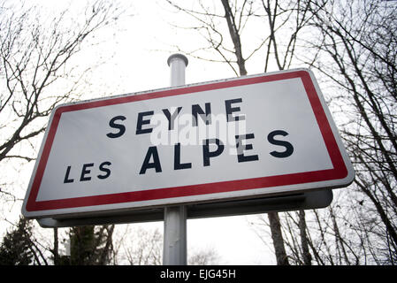 Seyne Les Alpes, France. 25th Mar, 2015. A town sign written with 'Seyne Les Alpes' seen in Seyne Les Alpes, France, 25 March 2015. Photo; DANIEL NAUPOLD/dpa/Alamy Live News Stock Photo