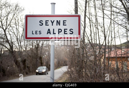 Seyne Les Alpes, France. 25th Mar, 2015. A town sign written with 'Seyne Les Alpes' seen in Seyne Les Alpes, France, 25 March 2015. Photo; DANIEL NAUPOLD/dpa/Alamy Live News Stock Photo