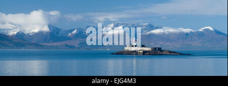 Fenit Lighthouse and the Brandon massif, Tralee Bay, Dingle Peninsula, County Kerry, Ireland. Stock Photo