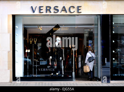 Does versace discount have an outlet