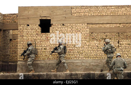 U.S. Army Soldiers from 2nd Battalion, 3rd Infantry Brigade Combat Team search for weapons caches during a routine clearing mission in Baghdad, Iraq, May 6, 2007.  Tech. Sgt. Cecilio M. Ricardo Jr. Stock Photo