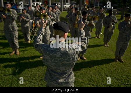 U.S. Army Soldiers from the 25th Infantry Division Band perform during a Jan. 17, 2013 Deputy Commanding General flying V Ceremony at the Historic Palm Circle on Fort Shafter, Honolulu, Hawaii. The ceremony welcomed Australian Defense Force Maj. Gen. Richard M. Burr as the newly appointed Headquarters U.S. Army Pacific Deputy Commanding General of Operations. This appointment of a foreign military officer is a first of its kind at this level of leadership in the U.S. Army and signifies the continuing strong relationship between the United States and Australia and further shows the support by b Stock Photo