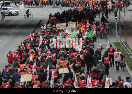 Public service employees demonstrate in downtown Hamburg, Germany, 26 March 2015. The labor unions GEW, verdi, and the German Civil Service Federation (DBB) called members to a full-day warning strike. Photo: AXEL HEIMKEN/dpa Stock Photo