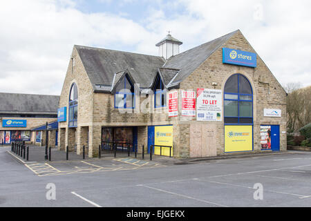 Rawtenstall a small town in Lancashire, England and a closed, empty 99p shop Stock Photo