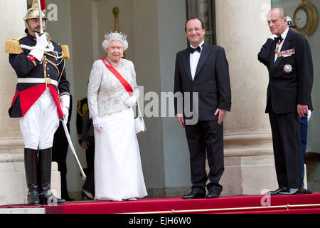 Paris, France. 06th June, 2014. French President Francois Hollande (C) poses with Queen Elizabeth II and her husband Britain's Prince Philip, Duke of Edinburgh upon their arrival for a state dinner at Elysee palace. © Nicolas Kovarik/Pacific Press/Alamy Live News Stock Photo
