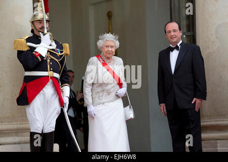 Paris, France. 06th June, 2014. French President Francois Hollande poses with Queen Elizabeth II upon her arrival for a state dinner at Elysee Palace. © Nicolas Kovarik/Pacific Press/Alamy Live News