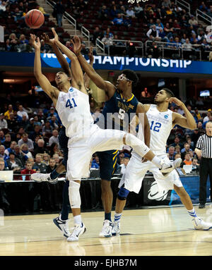 Cleveland, OH, USA. 27th Mar, 2015. West Virginia Mountaineers head ...