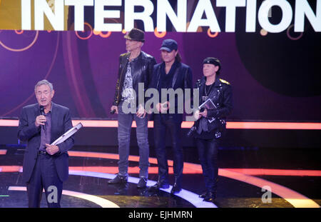 Berlin, Germany. 26th Mar, 2015. British musucian and founding member of the band Pink Floyd, Nick Mason, stands on stage with his award, in front of Rudolf Schenker (2nd L-R), Matthias Jabs and Klaus Meine of the band 'Scorpions', during the Echo Music Awards ceremony in Berlin, Germany, 26 March 2015. Mason and Pink Floyd were awarded in the category 'Band Rock/Pop international'. The awards were presented for the 24th time. Photo: Britta Pedersen/dpa/Alamy Live News Stock Photo