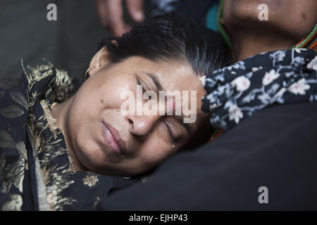 Narayangonj, Dhaka, Bangladesh. 27th Mar, 2015. A Bangladeshi woman mourns for her relative at Langalbandh, Narayanganj, near Dhaka, Bangladesh, March 27, 2015. At least 10 people have died, including seven women, in a stampede during the ''˜Astami snan', the Hindu holy bath in the Old Brahmaputra River. © Suvra Kanti Das/ZUMA Wire/ZUMAPRESS. Credit:  ZUMA Press, Inc./Alamy Live News Stock Photo