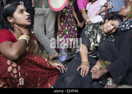 Narayangonj, Dhaka, Bangladesh. 27th Mar, 2015. A Bangladeshi woman mourns for her relative at Langalbandh, Narayanganj, near Dhaka, Bangladesh, March 27, 2015. At least 10 people have died, including seven women, in a stampede during the ''˜Astami snan', the Hindu holy bath in the Old Brahmaputra River. © Suvra Kanti Das/ZUMA Wire/ZUMAPRESS. Credit:  ZUMA Press, Inc./Alamy Live News Stock Photo