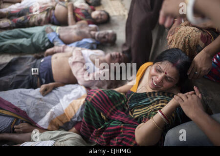 Narayangonj, Dhaka, Bangladesh. 27th Mar, 2015. A Bangladeshi woman mourns for her relative setting in front of the dead body. At least 10 people have died, including seven women, in a stampede during the ''˜Astami snan', the Hindu holy bath in the Old Brahmaputra River, at Langalbandh, Narayanganj, near Dhaka, Bangladesh, March 27, 2015. © Suvra Kanti Das/ZUMA Wire/ZUMAPRESS. Credit:  ZUMA Press, Inc./Alamy Live News Stock Photo