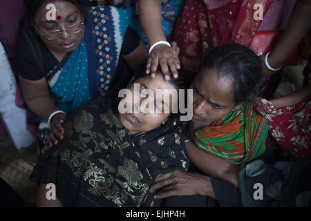 Narayangonj, Dhaka, Bangladesh. 27th Mar, 2015. A Bangladeshi woman mourns for her relative at Langalbandh, Narayanganj, near Dhaka, Bangladesh, March 27, 2015. At least 10 people have died, including seven women, in a stampede during the ''˜Astami snan', the Hindu holy bath in the Old Brahmaputra River. © Suvra Kanti Das/ZUMA Wire/ZUMAPRESS. Credit:  ZUMA Press, Inc./Alamy Live News Stock Photo