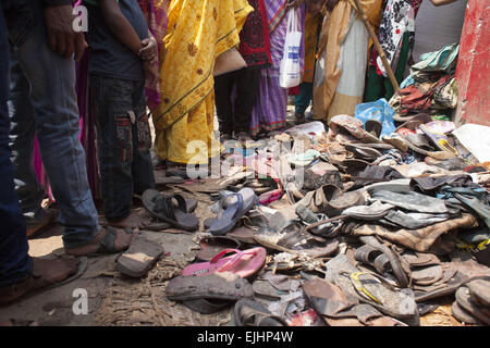 Narayangonj, Dhaka, Bangladesh. 27th Mar, 2015. At least 10 people have died, including seven women, in a stampede during the ''˜Astami snan', the Hindu holy bath in the Old Brahmaputra River, at Langalbandh, Narayanganj, near Dhaka, Bangladesh, March 27, 2015. © Suvra Kanti Das/ZUMA Wire/ZUMAPRESS. Credit:  ZUMA Press, Inc./Alamy Live News Stock Photo