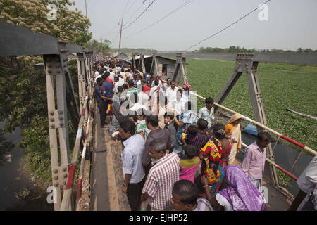 Narayangonj, Dhaka, Bangladesh. 27th Mar, 2015. At least 10 people have died, including seven women, in a stampede during the ''˜Astami snan', the Hindu holy bath in the Old Brahmaputra River, at Langalbandh, Narayanganj, near Dhaka, Bangladesh, March 27, 2015. © Suvra Kanti Das/ZUMA Wire/ZUMAPRESS. Credit:  ZUMA Press, Inc./Alamy Live News Stock Photo