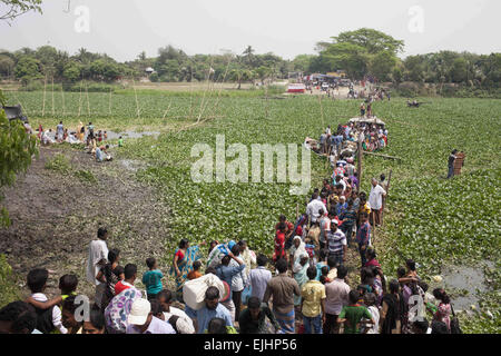 Narayangonj, Dhaka, Bangladesh. 27th Mar, 2015. At least 10 people have died, including seven women, in a stampede during the ''˜Astami snan', the Hindu holy bath in the Old Brahmaputra River, at Langalbandh, Narayanganj, near Dhaka, Bangladesh, March 27, 2015. © Suvra Kanti Das/ZUMA Wire/ZUMAPRESS. Credit:  ZUMA Press, Inc./Alamy Live News Stock Photo