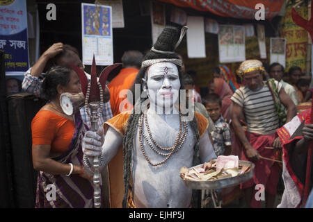 Narayangonj, Dhaka, Bangladesh. 27th Mar, 2015. Hindu devotees dressed as Hindu god Lord Shiva (R), seen holding a snake to his head during the eve of ''˜Astami snan', the Hindu holy bath in the Old Brahmaputra River, at Langalbandh, Narayanganj, near Dhaka, Bangladesh, March 27, 2015. © Suvra Kanti Das/ZUMA Wire/ZUMAPRESS. Credit:  ZUMA Press, Inc./Alamy Live News Stock Photo