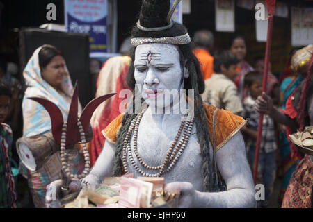 Narayangonj, Dhaka, Bangladesh. 27th Mar, 2015. Hindu devotees dressed as Hindu god Lord Shiva (R), seen holding a snake to his head during the eve of ''˜Astami snan', the Hindu holy bath in the Old Brahmaputra River, at Langalbandh, Narayanganj, near Dhaka, Bangladesh, March 27, 2015. © Suvra Kanti Das/ZUMA Wire/ZUMAPRESS. Credit:  ZUMA Press, Inc./Alamy Live News Stock Photo