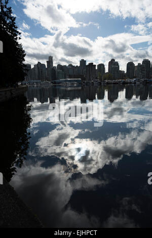 Herbstliche Stimmung am Nachmittag im Hafen von Vancouver/BC, Canada, in der Nähe des Stanley Parks.