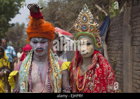 Narayangonj, Dhaka, Bangladesh. 27th Mar, 2015. Hindu devotees dressed as Hindu god Lord Shiva (L) and Mata Parvati (R) during the eve of ''˜Astami snan', the Hindu holy bath in the Old Brahmaputra River, at Langalbandh, Narayanganj, near Dhaka, Bangladesh, March 27, 2015. © Suvra Kanti Das/ZUMA Wire/ZUMAPRESS. Credit:  ZUMA Press, Inc./Alamy Live News Stock Photo