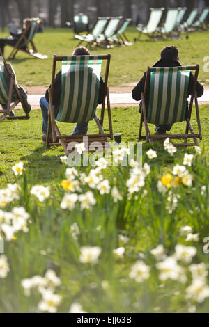 Green Park, London, UK. 27th March 2015. Spring weather and daffodils in full bloom, for Londoners enjoying some relaxation in Green Park. Credit:  Matthew Chattle/Alamy Live News Stock Photo