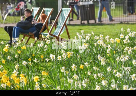 Green Park, London, UK. 27th March 2015. Spring weather and daffodils in full bloom, for Londoners enjoying some relaxation in Green Park. Credit:  Matthew Chattle/Alamy Live News Stock Photo