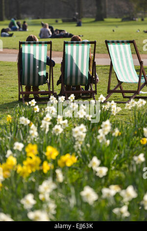 Green Park, London, UK. 27th March 2015. Spring weather and daffodils in full bloom, for Londoners enjoying some relaxation in Green Park. Credit:  Matthew Chattle/Alamy Live News Stock Photo