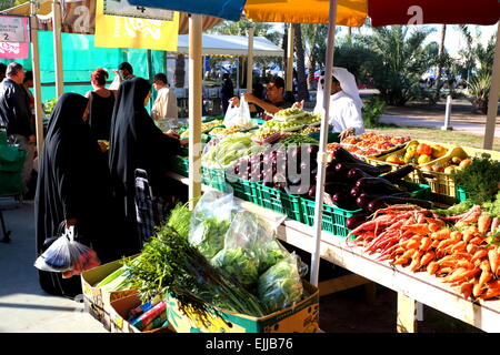 Buying and selling at the farmers' market, held at the botanical garden in Budaiya, Kingdom of Bahrain Stock Photo