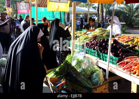 Buying and selling at the farmers' market, held at the botanical garden in Budaiya, Kingdom of Bahrain Stock Photo