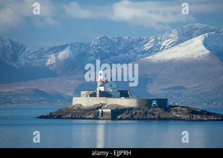 Fenit Island Lighthouse and the Brandon massif, Tralee Bay, Dingle Peninsula, County Kerry, Ireland. Stock Photo