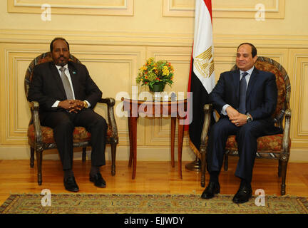 Sharm al-Sheikh, Egypt. 28th March, 2015. A handout picture made available by the Egyptian presidency shows Egyptian President Abdel Fattah al-Sisi (R) meeting with Somali President Hassan Sheikh Mohamud upon the latter's arrival in Red Sea resort of Sharm El-Sheikh on March 27, 2015, ahead of an Arab League summit. Yemen's President Abedrabbo Mansour Hadi arrived in Egypt for a weekend Arab League summit at which his country takes centre stage amid Saudi-led coalition attacks on Huthi rebels. Credit:  ZUMA Press, Inc./Alamy Live News Stock Photo