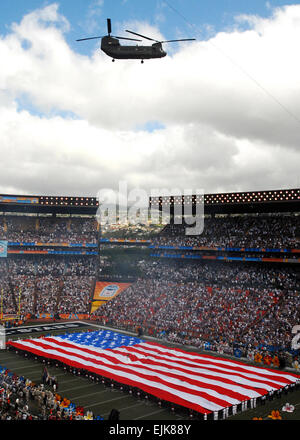 A Hawaii Army National Guard CH-47 Chinook helicopter flies above Aloha Stadium during the national anthem during pre-game ceremonies for the 2008 NFL Pro Bowl in Honolulu, Hawaii, Feb. 10, 2008. The annual event, which features all-star players from the National Football Conference and the American Football Conference, has been held at Aloha Stadium for 29 consecutive years.  Mass Communication Specialist 2nd Class Michael Hight Stock Photo