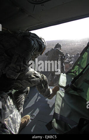 A UH-60M Black Hawk from 2-158th Assault Helicopter Battalion, 16th Combat Aviation Brigade inserts Soldiers from Troop Comanche, 8th Squadron, 1st Cavalry Regiment, 2nd Stryker Brigade Combat Team, 2nd Infantry Division at the Orchard Training Area in Idaho Oct. 24 in support of various field training. The training was part of the Task Force Warhawk High-Altitude Mountainous Environmental Training exercise, where they tested the various components to include the interoperability of multiple airframes, operations of a forward arming and refueling point, communications, medical readiness and lo Stock Photo