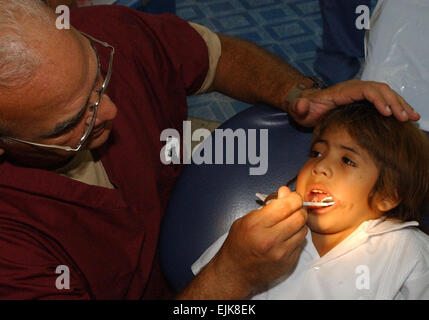 TEGUCIGALPA, Honduras -- Army Lt. Col. Dr. Manuel Marien, a pediatric dentist from Fort Hood, Texas, examines the teeth of a Honduran child during a Medical Readiness Training Exercise, or MEDRETE, Aug. 14, 2007.  Soldiers and Airmen are helping hundreds of Honduran children and providing much needed dental care at the Catholic University Dental School here. US Air Force photo/1st Lt. Erika Yepsen Stock Photo