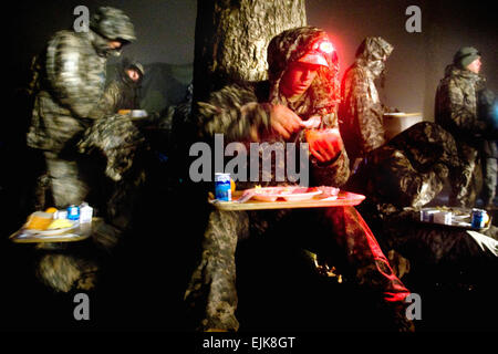 U.S. Army Rangers find a place to eat their first hot meal in days while tolerating the rain during mountaineering training in Dahlonega, Ga., April 13, 2009. The Rangers face three phases of training: the Benning Phase on Fort Benning Ga., Mountain Phase in Dahlonega, Ga., and the Florida Phase on Camp James E. Rudder, Fla.     Master Sgt. Cecilio Ricard Stock Photo