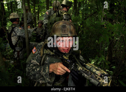 U.S. Army Soldiers of Foxtrot Company, 5th Battalion, 101st Aviation ...