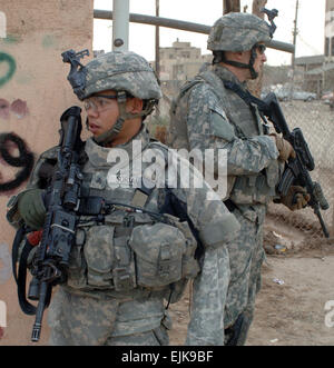 Soldiers with Bravo Battery, 2nd Battalion, 12th Field Artillery ...