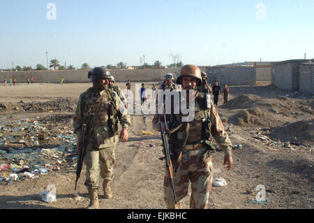 Iraqi army soldiers from 1st Brigade, 9th Iraqi Army Division patrol in the Zafaraniyah area of East Baghdad, Iraq, May 1, 2007. The Iraqi soldiers are conducting a combined control with U.S. Army Soldiers from Bravo Battery, 2nd Battalion, 17th Field Artillery Regiment, 2nd Infantry Brigade Combat Team, 2nd Infantry Division.  Staff Sgt. Bronco Suzuki Stock Photo