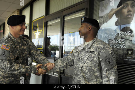 U.S. Army Sgt. Maj. William J. Gainey, Senior Enlisted Advisor to the Chairman of the Joint Chiefs of Staff, meets with Army recruiters during a visit to the East Wichita Recruiting Station with Secretary of Defense Robert M. Gates, in Wichita, Kansas, Aug. 9, 2007.   Cherie A. Thurlby. Stock Photo