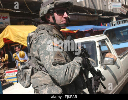 U.S. Army Staff Sgt. William Johnson, conducts a patrol in the Al Noiomanya Al Jammsa neighborhood market in Mosul, Iraq, March 12, 2007. Johnson is from 1st Platoon, Delta Company, 2nd Battalion, 7th Cavalry Regiment, 4th Brigade Combat Team, 1st Cavalry Division out of Fort Bliss, Texas.  Senior Airman Vanessa Valentine Stock Photo