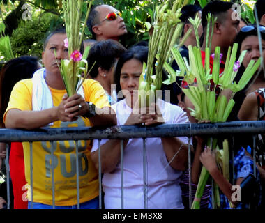 Paranaque City, Philippines. 29th Mar, 2015. Filipino devotees holding palm fronds listen during mass on Palm Sunday at the Baclaran Church. Palm Sunday marks the triumphant entry of Jesus Christ into Jerusalem, kicking off the Holy Week for Catholics worldwide. © Richard James Mendoza/Pacific Press/Alamy Live News Stock Photo