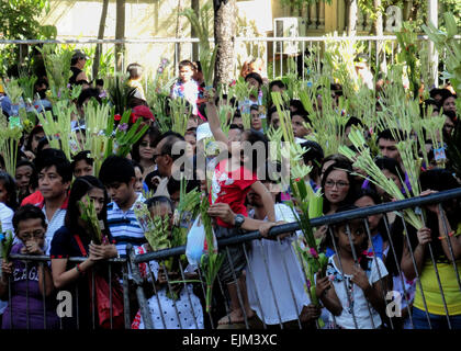 Paranaque City, Philippines. 29th Mar, 2015. A Filipino child waves a palm frond alongside devotees during mass on Palm Sunday at the Baclaran Church. Palm Sunday marks the triumphant entry of Jesus Christ into Jerusalem, kicking off the Holy Week for Catholics worldwide. © Richard James Mendoza/Pacific Press/Alamy Live News Stock Photo