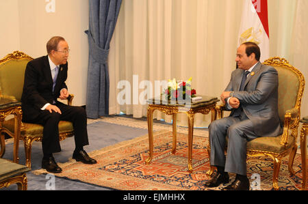 (150329) -- SHARM EL-SHEIKH, March 29, 2015 (Xinhua) -- The handout photo from Egypt's state-run news agency MENA shows Egyptian President Abdel Fattah al-Sisi (R) meets with United Nations Secretary General Ban Ki-Moon during the 26th Arab Summit held in Sharm el-Sheikh, Egypt, on March 29, 2015. (Xinhua/MENA) Stock Photo