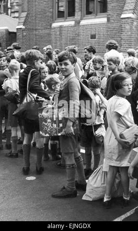 Evacuation rehearsal at St.Michaels Church School, Buckingham Palace Road. 4th September 1939. Stock Photo