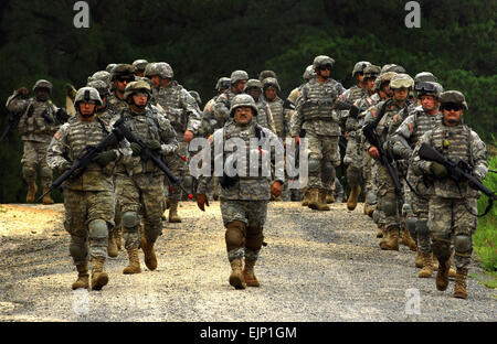 U.S. Army Soldiers of the 143rd Field Artillery Battalion, California Army National Guard conduct fire team movement techniques during mobilization training at Fort Dix, N.J., Aug. 6, 2007. U.S. Army Staff Sgt. Russell Lee Klika Released Stock Photo