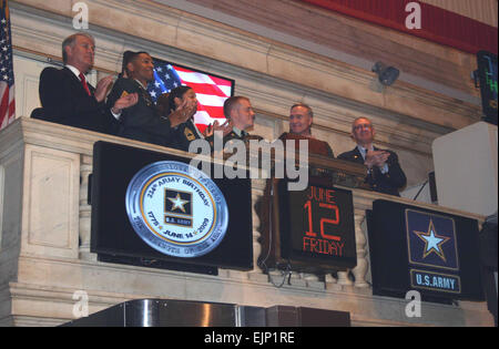 Soldiers and veterans applaud following the closing bell at the New York Stock Exchange June 12. Participants included the 2008 Soldier of the Year, Sgt. David Obray third from right and Director of the Army Staff, Lt. Gen. David H. Huntoon Jr. second from right. The closing bell was in commemoration of the U.S. Army's 234th Birthday and Flag Day, which was June 14. photo by Harry Sarles, OCPA-Northeast Stock Photo